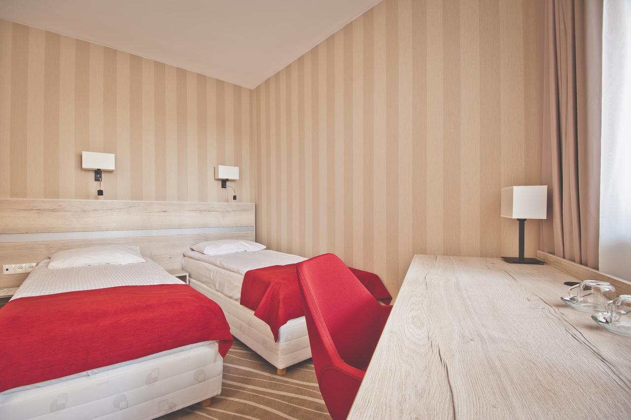Hotel Akwawit Лешно Екстериор снимка