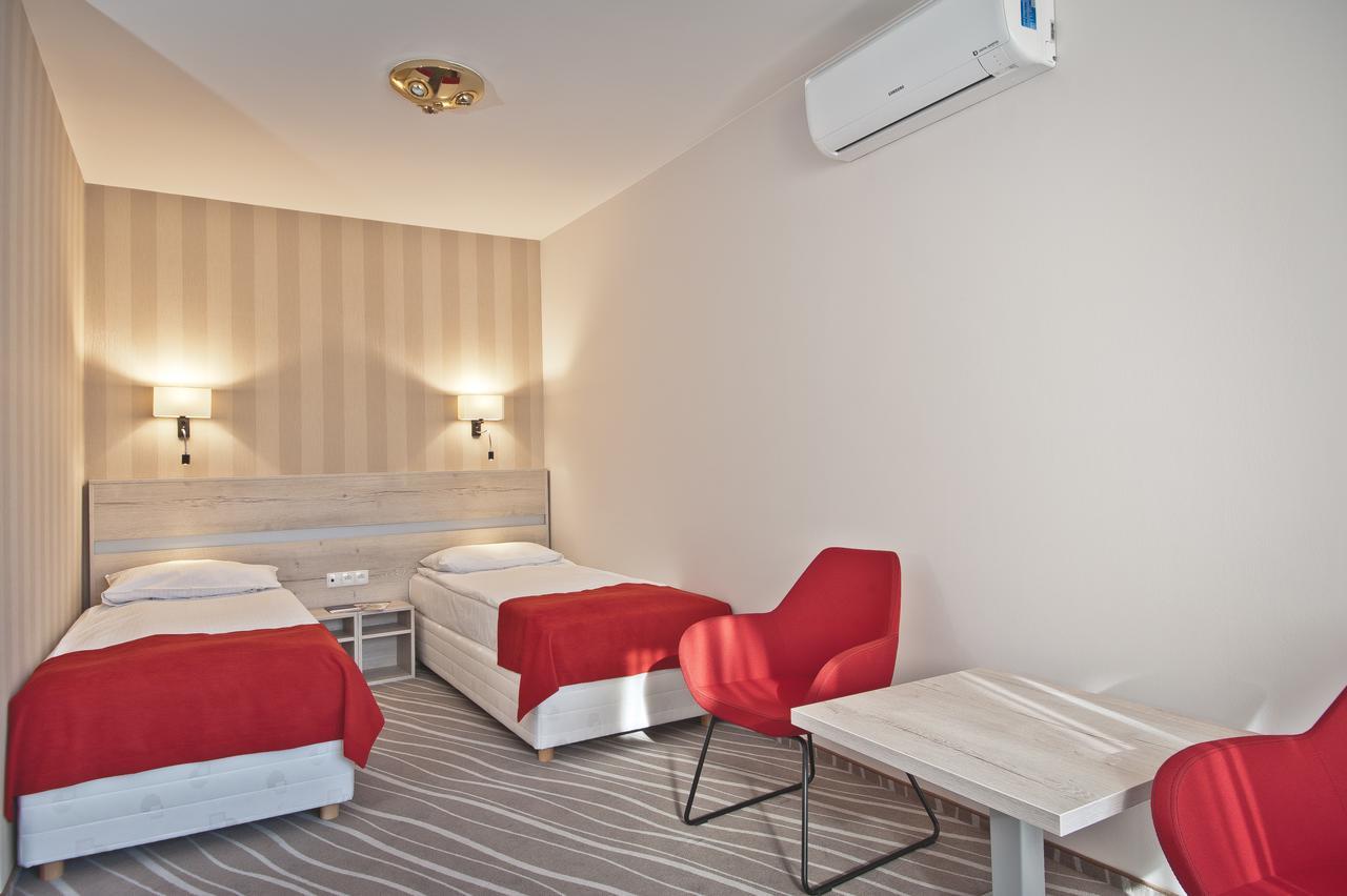 Hotel Akwawit Лешно Екстериор снимка